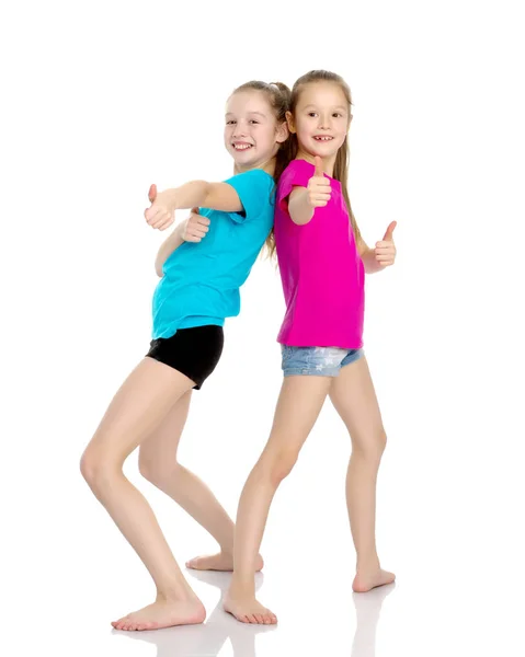 Les filles gymnastes effectuer des exercices . — Photo