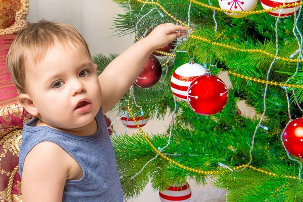 Bir Noel ağacı kadar küçük bir çocuk Giydir. — Stok fotoğraf