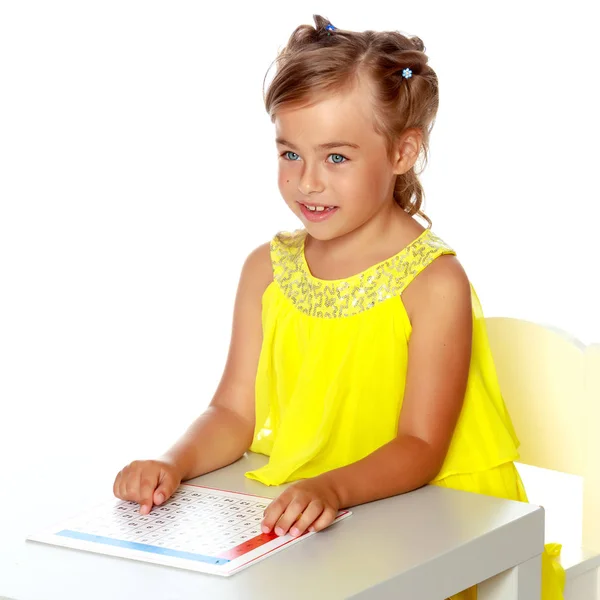 Mała dziewczynka studiuje Montessori.. — Zdjęcie stockowe