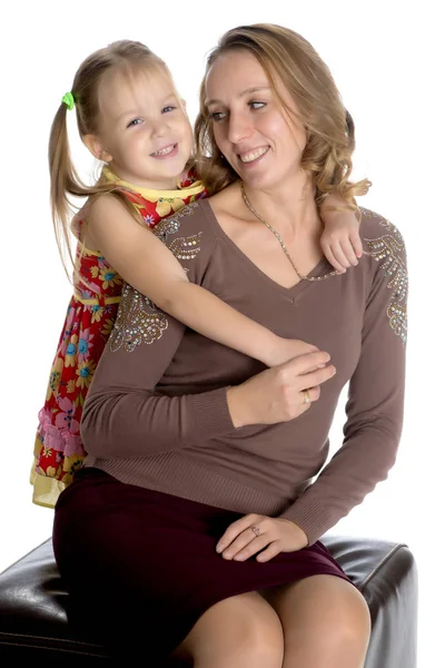 Moeder en dochtertje omarmen zachtjes — Stockfoto