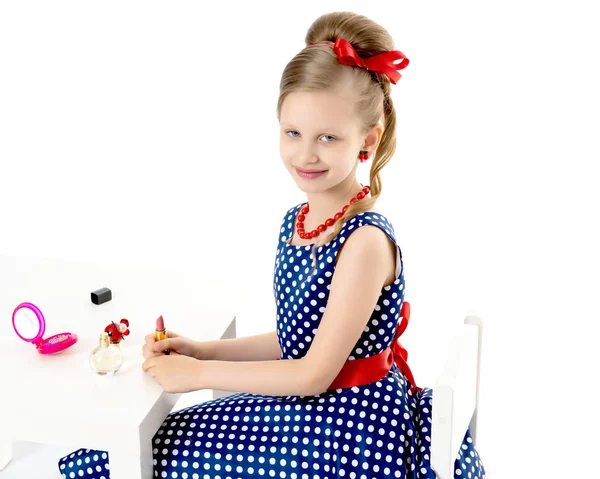 Little girl makes herself a make-up. — Stock Photo, Image