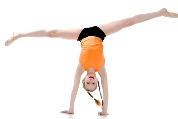 The gymnast performs an acrobatic element on the floor. — Stock Photo, Image