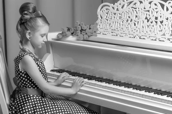 Kleines Mädchen spielt Klavier, Schwarz-Weiß-Foto. — Stockfoto