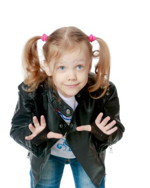 Küçük kız gesticulating.