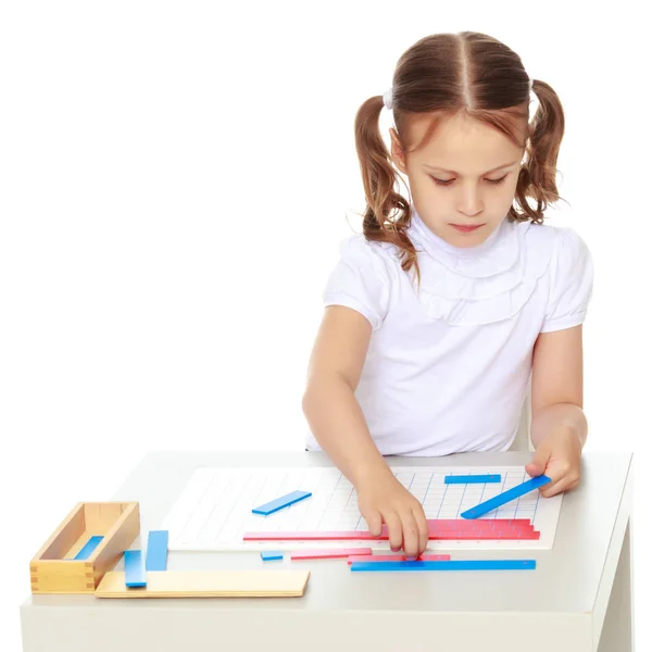 Ein kleines Mädchen lernt Montessori-Sachen. — Stockfoto