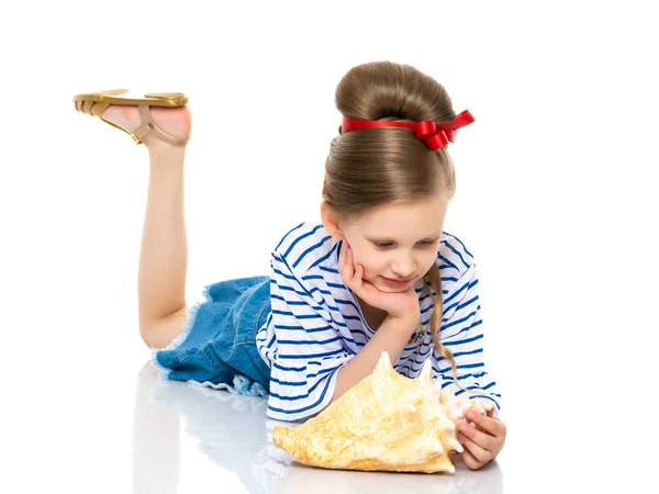 Petite fille avec coquille de mer — Photo