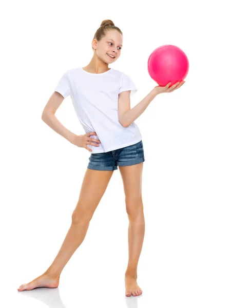 Niña se dedica a la aptitud con una pelota. — Foto de Stock