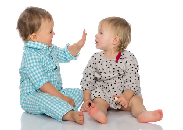 Babys Jungen und ein Mädchen süße Umarmung. — Stockfoto