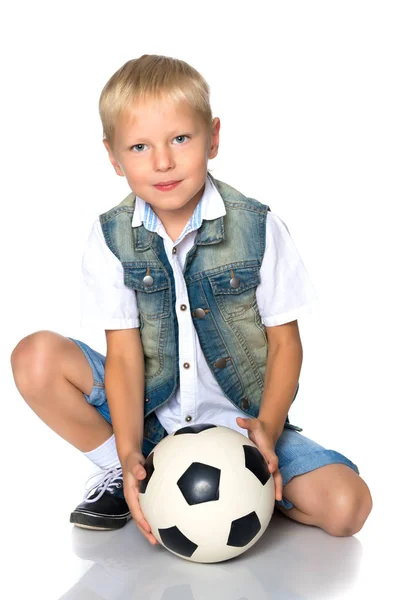 Ragazzino sta giocando con un pallone da calcio . — Foto Stock