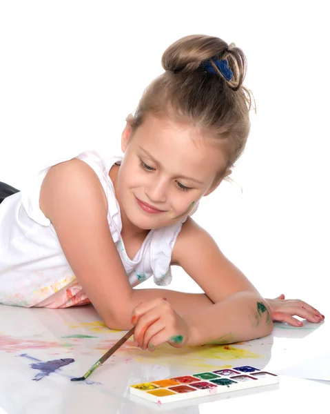 A little girl draws paints on her body — Stock Photo, Image