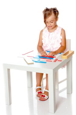 Küçük bir kız Montessori dersleri alıyor..