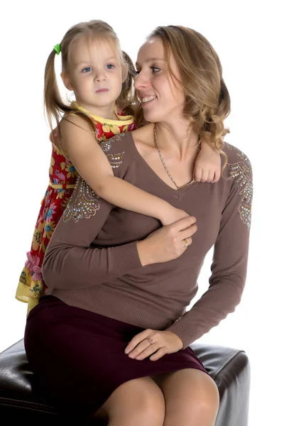 Moeder en dochtertje omarmen zachtjes — Stockfoto