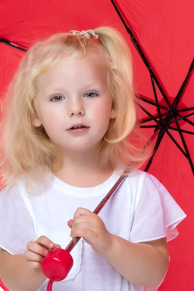 Pieni tyttö sateenvarjon alla . — kuvapankkivalokuva