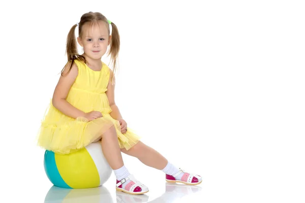 Niña está jugando con una pelota —  Fotos de Stock