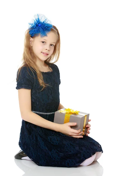Roztomilá holčička s dárkem v ruce. — Stock fotografie