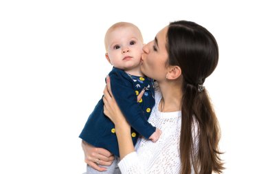 Anne ve küçük kızı yavaşça kucaklamak