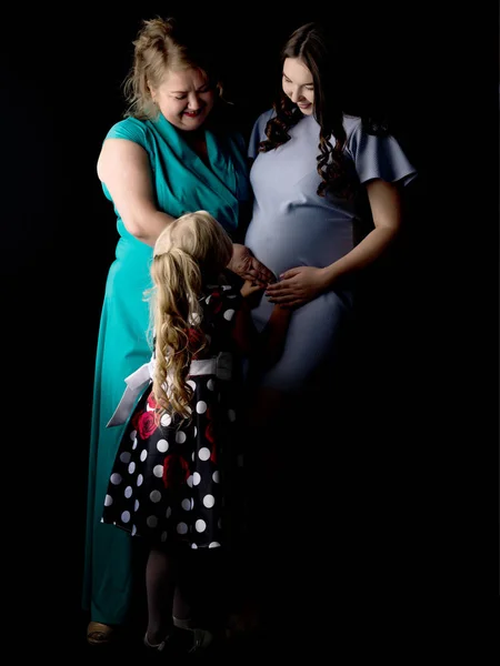 Fiatal terhes lány anyja és húga a egy fekete — Stock Fotó
