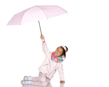 küçük kız şemsiye altında.