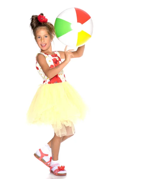 Niña está jugando con una pelota — Foto de Stock