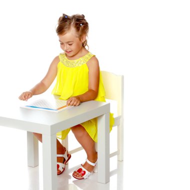 Küçük bir kız Montessori dersleri alıyor..