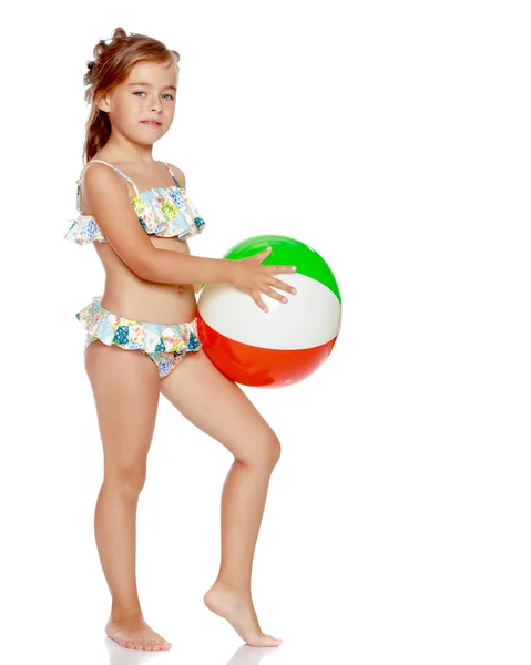 Malá holka v plavkách s míčem — Stock fotografie