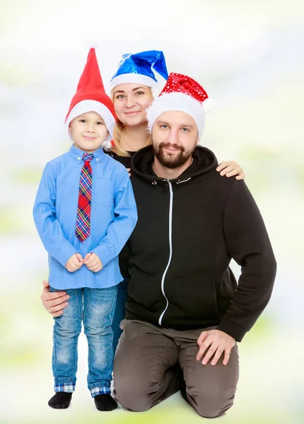 Famiglia felice vicino all'albero di Natale — Foto Stock