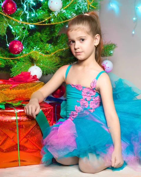 La chica en el árbol de Navidad . — Foto de Stock