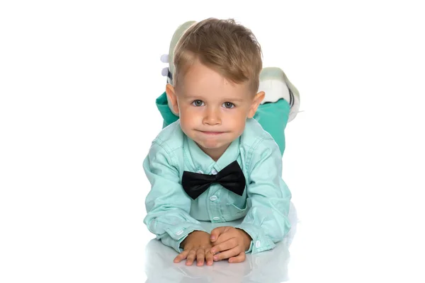 The little boy lies on the floor — Stock Photo, Image