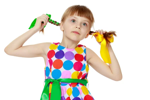 Uma menina em um vestido com um padrão de circl multi-colorido — Fotografia de Stock