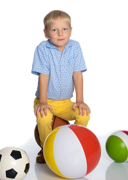 Маленький мальчик играет с мячом . — стоковое фото