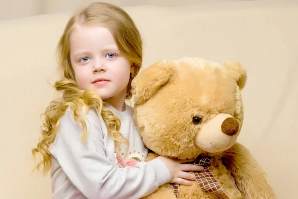 Petite fille avec ours en peluche — Photo