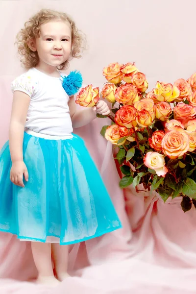 Menina com um buquê de flores — Fotografia de Stock