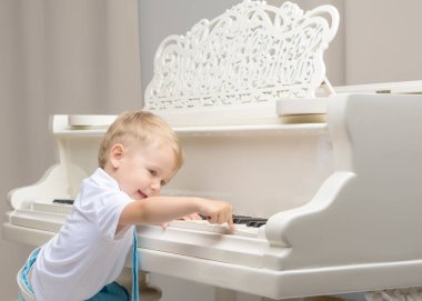 küçük çocuk piyano