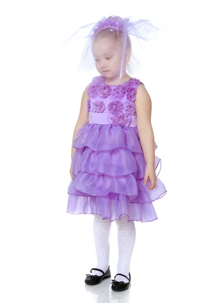 Маленькая девочка в фиолетовом платье . — стоковое фото