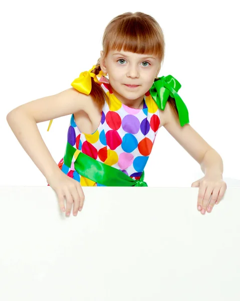 Meninas olha por causa do obstáculo branco . — Fotografia de Stock