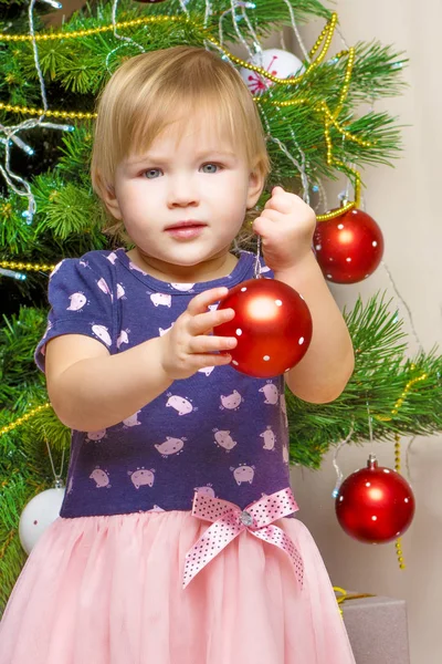 La chica en el árbol de Navidad . —  Fotos de Stock
