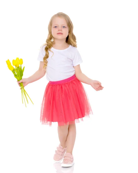 Bambina con un mazzo di tulipani . — Foto Stock