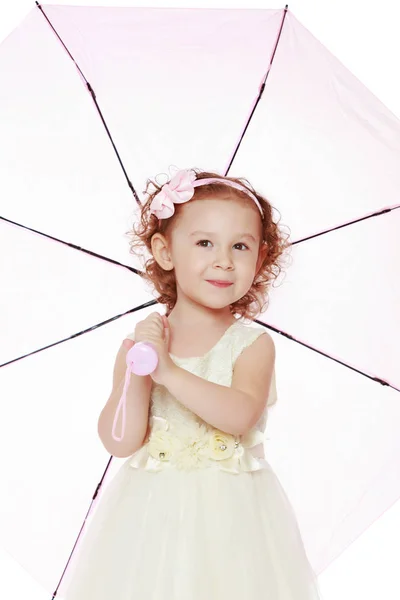 Menina sob um guarda-chuva . — Fotografia de Stock