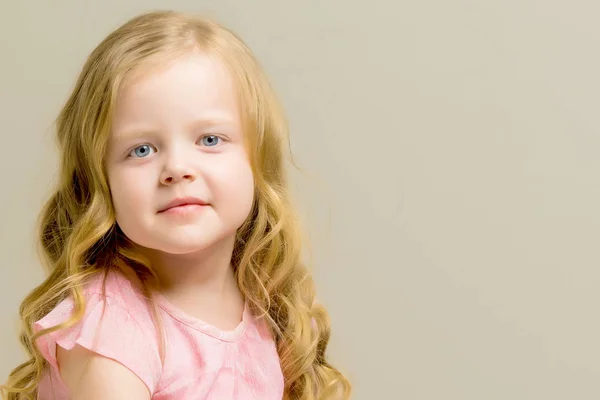 Retrato de uma menina close-up. — Fotografia de Stock