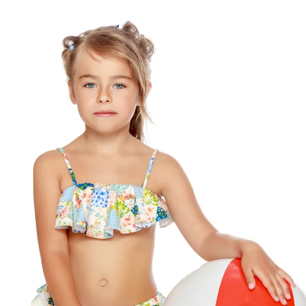 Kleines Mädchen im Badeanzug mit Ball — Stockfoto