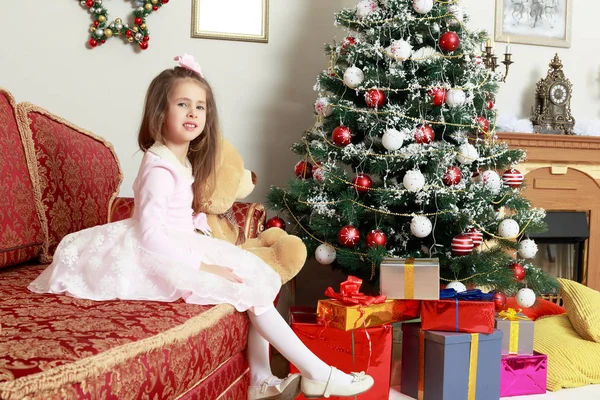 La petite fille dans le sapin de Noël . — Photo