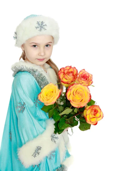 Menina Donzela de Neve com um buquê de flores . — Fotografia de Stock