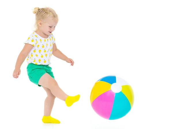 小さな女の子は、ボールで遊んでください。 — ストック写真