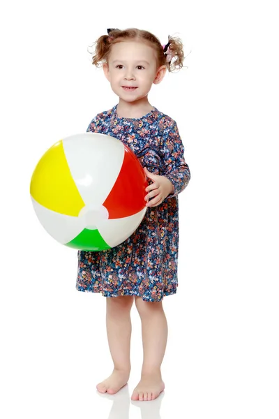 Маленькая девочка играет с мячом — стоковое фото