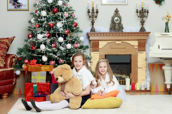 Niñas gemelas con regalos e árbol de Navidad . —  Fotos de Stock