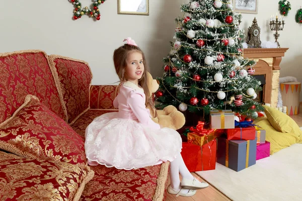 クリスマス ツリーの小さな女の子. — ストック写真