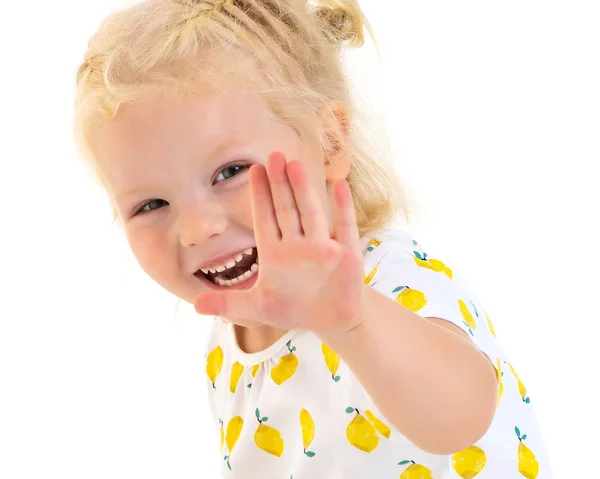 Küçük mutlu bir kız elini sallıyor. — Stok fotoğraf