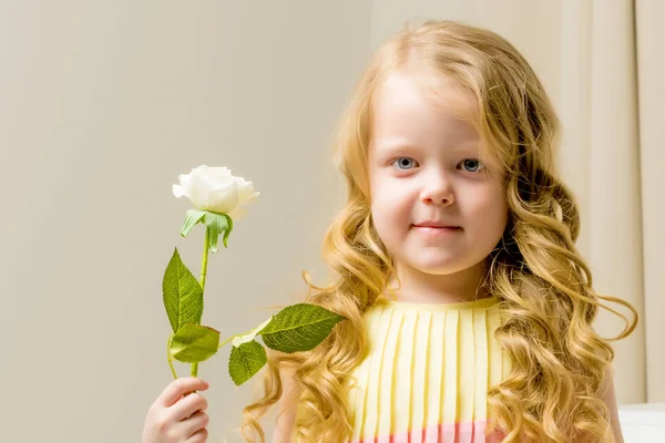 Mooi meisje met een bloem. — Stockfoto