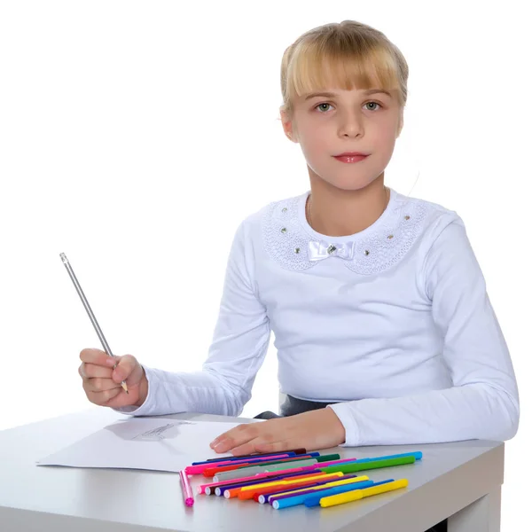 Een klein meisje loopt aan de tafel. — Stockfoto