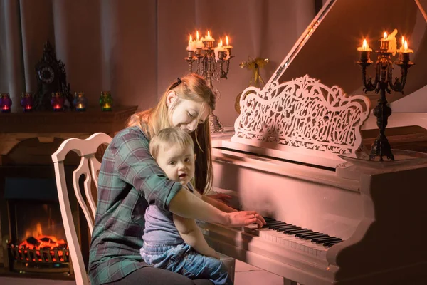 Мама и его сын для фортепиано . — стоковое фото